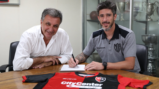 El presidente Ignacio Astore y el capitán Pablo Pérez rubrican el contrato.