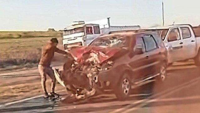 La camioneta embistió de frene a una moto en la Ruta 131.