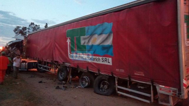 Choque frontal entre un camión y una camioneta en el acceso a Colonia Roca