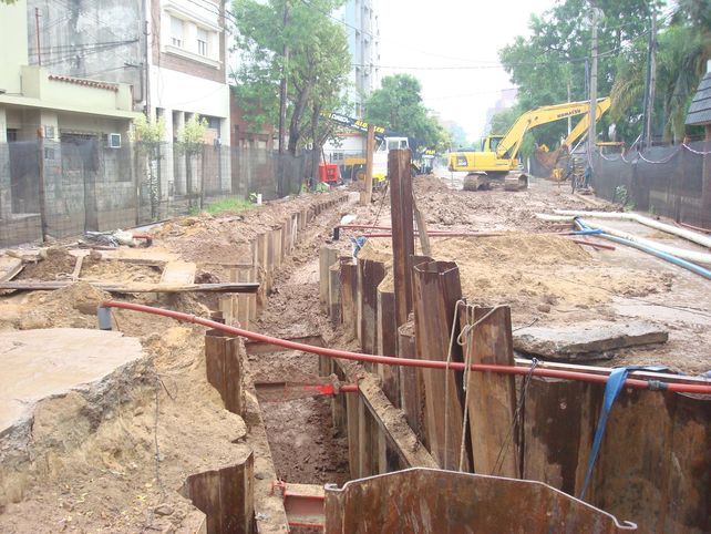 Avanzan los trabajos de cañería cloacal en calle Urquiza
