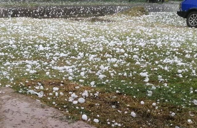 Imágenes del granizo caído en la localidad de Ambrosetti.&nbsp;