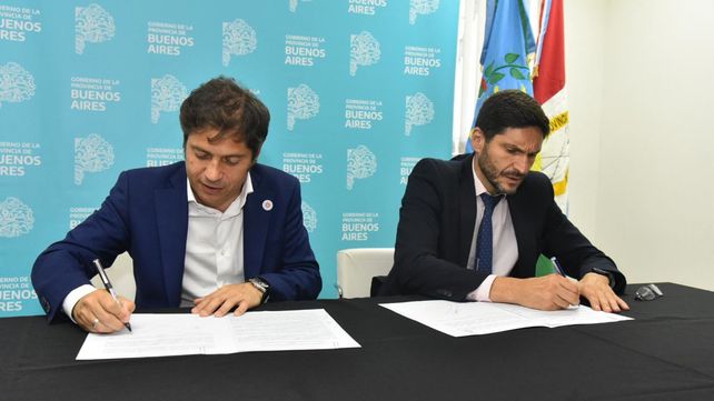 Axel Kicillof y Maximiliano Pullaro durante la firma del convenio en San Nicolás.