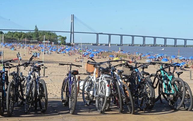 Mucha gente se llegó a la costa por el calor intenso durante el feriado puente. Decenas de bicicletas estacionadas en la playa.