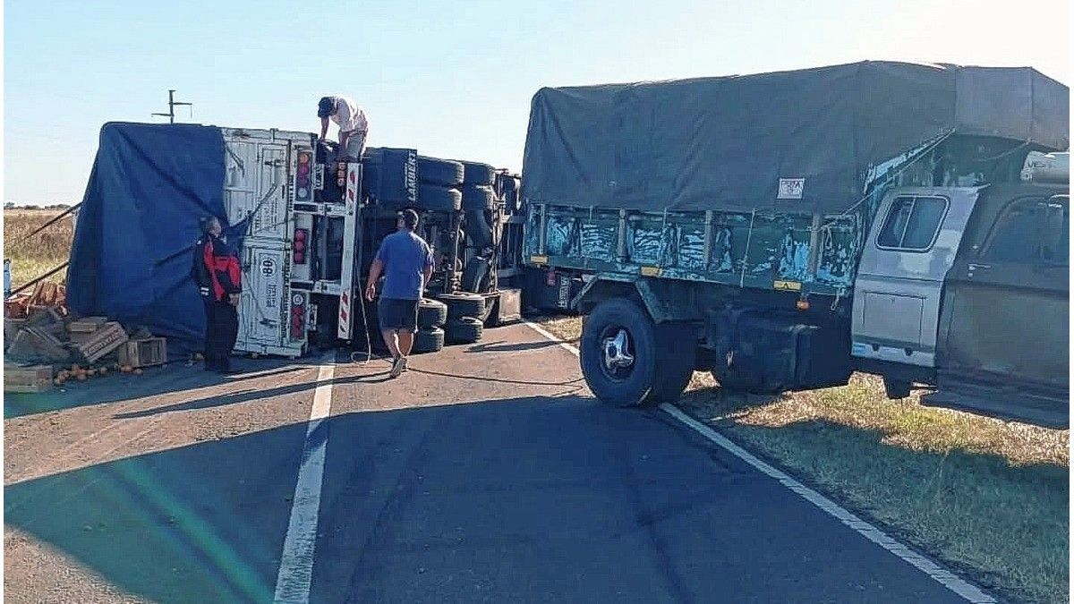 Un acoplado con cítricos volcó en San Salvador, sobre la Ruta 18