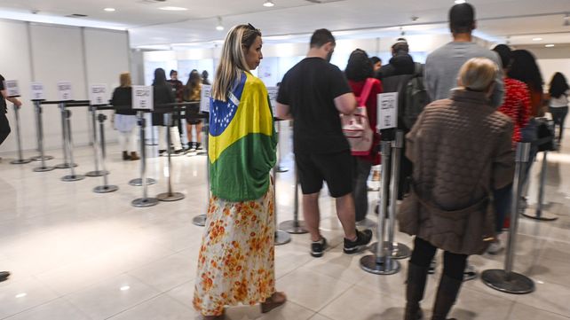 Elecciones en Brasil: masiva votación de la comunidad brasileña en Argentina