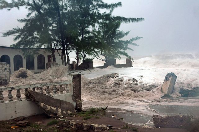 El huracán Sandy tocó tierra en el sureste de Jamaica y amenaza al Caribe