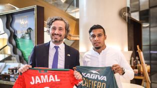 El canciller Santiago Cafiero junto a Jamal Bhuyan, capitan de la selección de fútbol de Bangladesh.