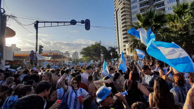 Argentina jugará la final de la Copa Mundial y despertó la euforia de los santafesinos