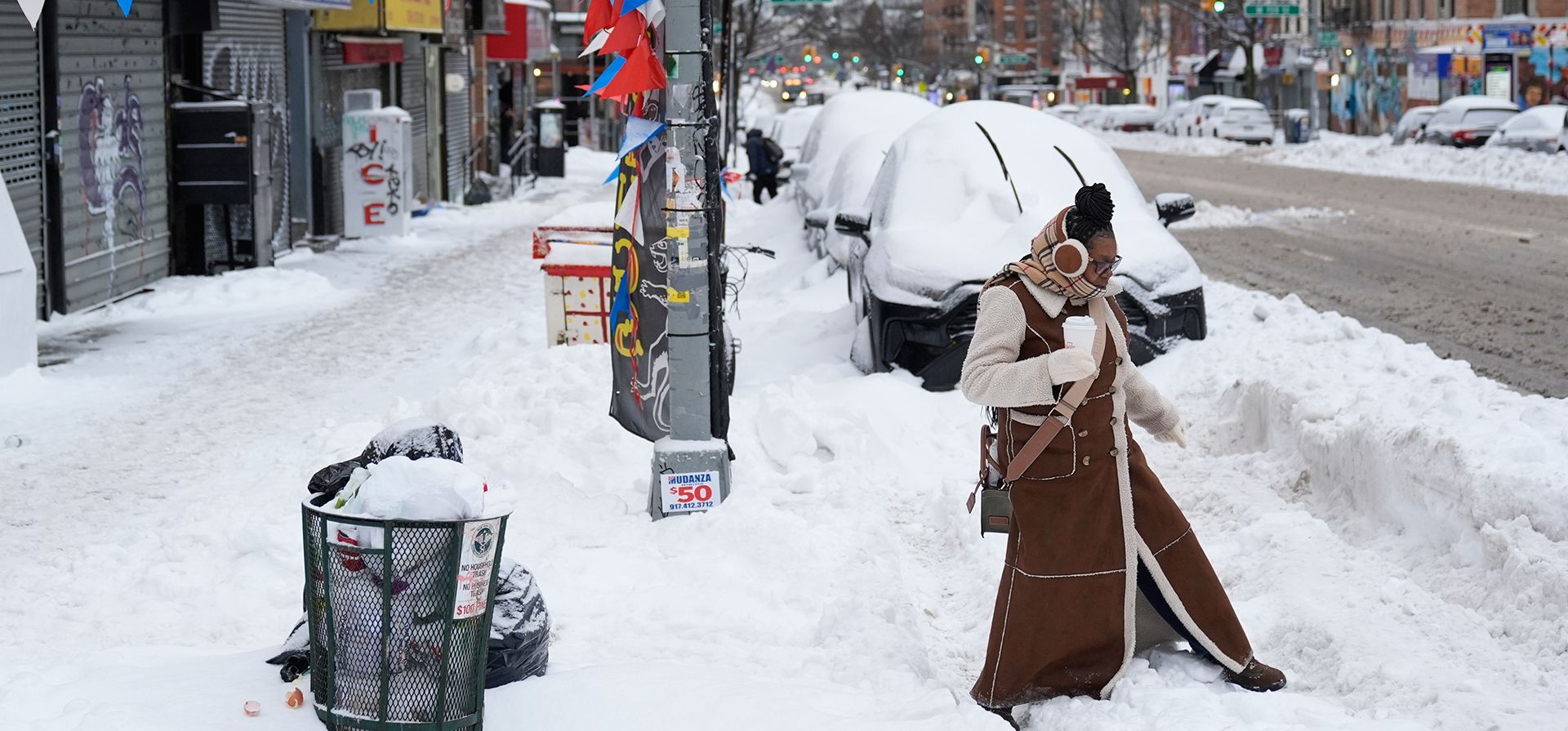 Una mujer intenta cruzar una intersección nevada sin derramar su café en Nueva York, el 3 de febrero de 2026. (Foto AP/Seth Wenig, Archivo) Una mujer intenta cruzar una intersección nevada sin derramar su café en Nueva York, el 3 de febrero de 2026. (Foto AP/Seth Wenig, Archivo)