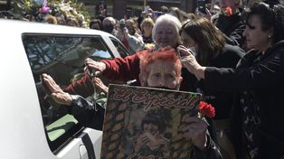 Fans de todas las edades se llegaron hasta el cementerio de la Chacarita para darle el último adiós a su ídolo Carlitos Balá.