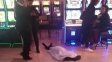 El cuerpo de la mujer, en el piso del bingo. Fotografía redes sociales.