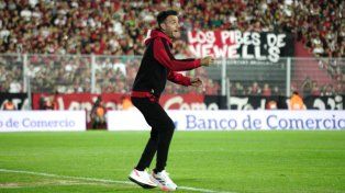 Mariano Soso vivió con intensidad su primer partido como DT de Newells en el Coloso, ante Boca.
