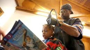Un peluquero le corta el pelo gratis a todos los niños que le lean un libro