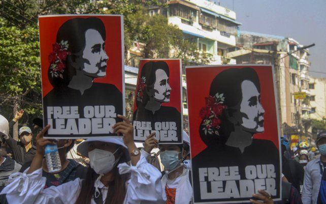 Manifestantes antigolpistas portan pancartas de la depuesta líder birmana Aung San Suu Kyi en Yangon, Myanmar. La policía de Myanmar utilizó repetidamente gases lacrimógenos y balas de goma el martes contra las multitudes que protestaban por el golpe del mes pasado.