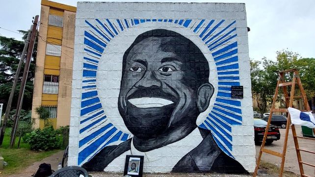 El Cachorro de Rucci le dio los últimos retoques y dejó terminado el mural del padre Ignacio en la esquina de la parroquia Natividad del Señor.