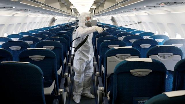 Una mujer fue condenada a prisión por viajar en avión y ocultar que tenía coronavirus
