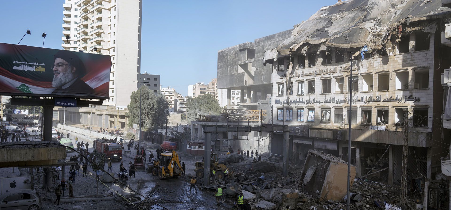 Bomberos y rescatistas se reúnen cerca de un edificio alcanzado por un ataque aéreo israelí en Chiyah, en el suburbio sur de Beirut, Líbano, el viernes 22 de noviembre de 2024. (Foto AP/Bilal Hussein) Bomberos y rescatistas se reúnen cerca de un edificio alcanzado por un ataque aéreo israelí en Chiyah, en el suburbio sur de Beirut, Líbano, el viernes 22 de noviembre de 2024. (Foto AP/Bilal Hussein)