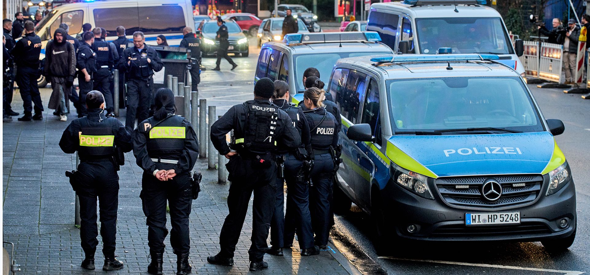 Policías alemanes acordonan las calles junto a un tribunal en Fráncfort, Alemania, el martes 9 de diciembre de 2025, durante las audiencias contra tres presuntos espías rusos. (Foto AP/Michael Probst) Policías alemanes acordonan las calles junto a un tribunal en Fráncfort, Alemania, el martes 9 de diciembre de 2025, durante las audiencias contra tres presuntos espías rusos. (Foto AP/Michael Probst)