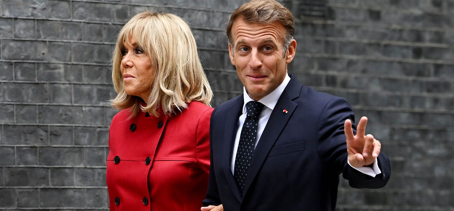 El presidente francés Emmanuel Macron y su esposa Brigitte Macron llegan a Downing Street número 10, en Londres, el jueves 3 de septiembre de 2026, para una reunión bilateral con el primer ministro británico Andy Burnham. (Leon Neal/Pool Photo vía AP)