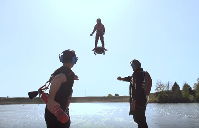 La patineta que vuela dejó de ser una idea de ciencia ficción para convertirse en realidad