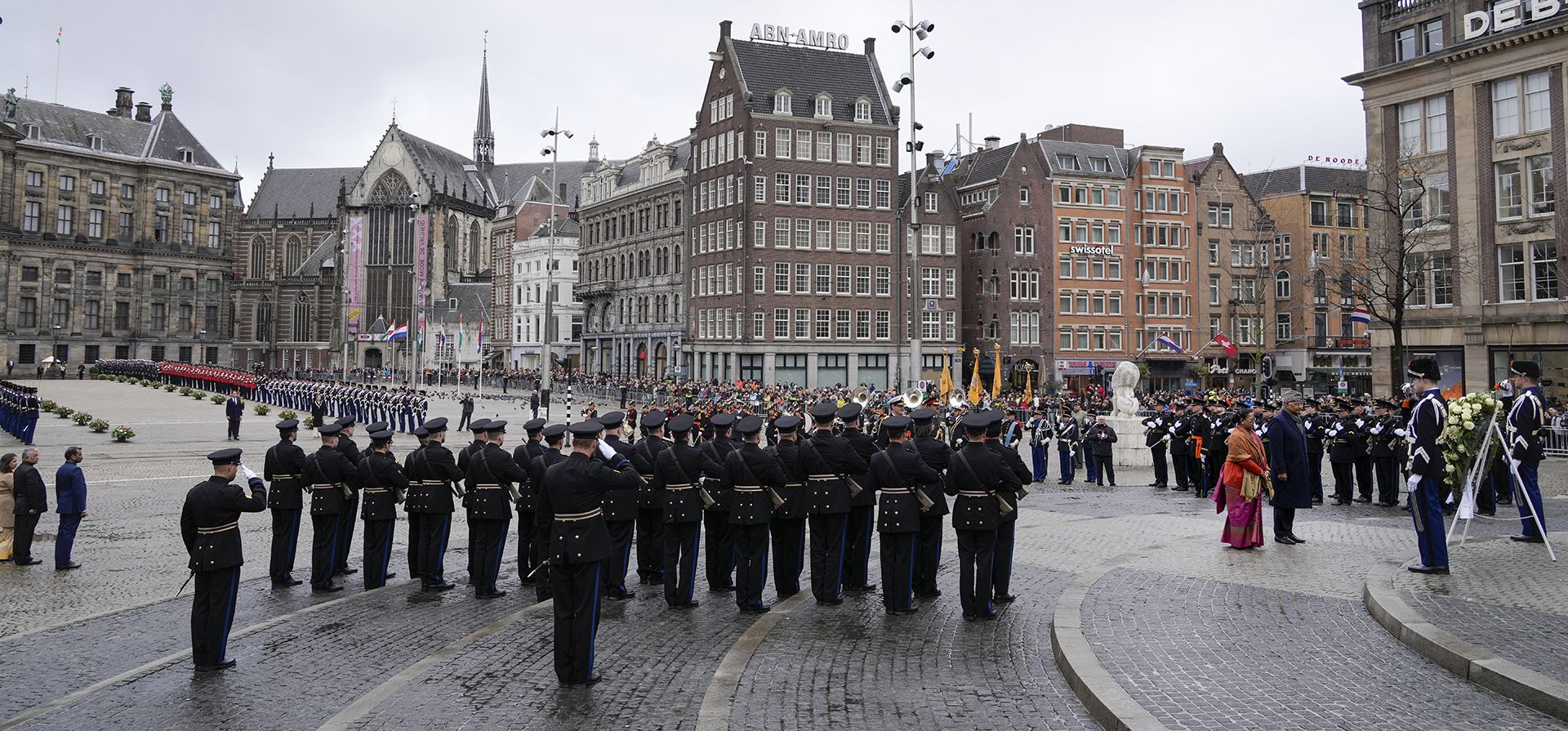 El presidente de la India, Ram Nath Kovind, y su esposa Savita Kovind realizan un minuto de silencio durante una ceremonia de colocación de una corona en el Monumento Nacional en la Plaza Dam en Ámsterdam, Países Bajos, el martes 5 de abril de 2022.