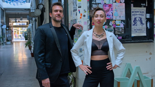 La cantante Evelina Sanzo y el pianista Pablo Juárez proponen un viaje por la música universal en el Pasaje Pan.&nbsp;