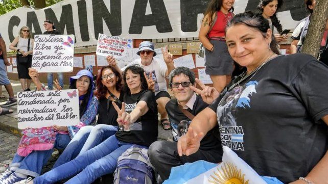 La expresidenta Cristina Fenrández fue internada e intervenida quirúrgicamente el sábado pasado por un cuadro de apendicitis aguda. Militantes hicieron guardia en la puerta del Otamendi