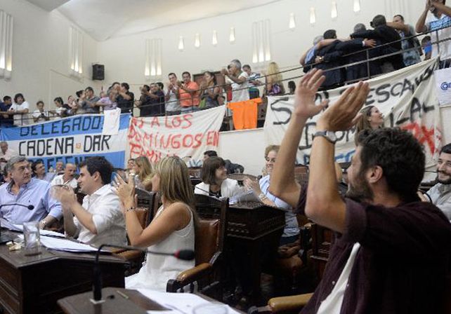 Tensión. Se vivió el jueves por la tarde durante el tratamiento a la adhesión de la ley en Rosario. La Capital