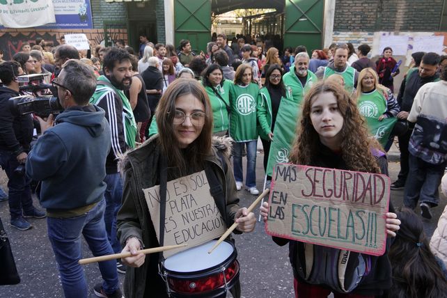 Hartazgo. Una portesta por el robo de una bomba de agua en una escuela de la ciudad.