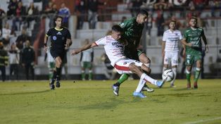 Juan Sforza &nbsp;está a punto de convertir el último gol en el triunfo de Newell’s sobre Ituzaingó por 3 a 1, en cancha de Patronato. Fue en mayo del año pasado.