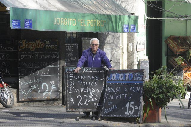 Frente a su negocio, una especia de oasis en el barrio. Allí era popular y muy apreciado.