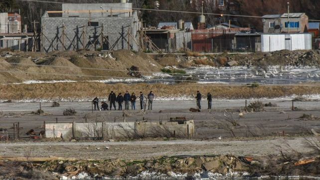 Espeluznante. Policías realizan pericias donde encontraron el torso y la cabeza de la víctima