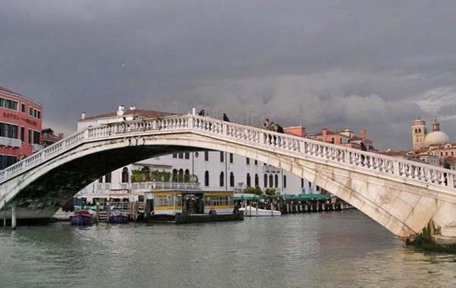 Enamorados. El puente de los Descalzos