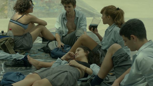 Una juntada para el escabio. “Camila saldrá esta noche” es un relato íntimo de la vida adolescente. &nbsp; &nbsp; &nbsp; &nbsp; &nbsp; &nbsp; &nbsp; &nbsp; &nbsp; &nbsp; &nbsp; &nbsp; &nbsp;