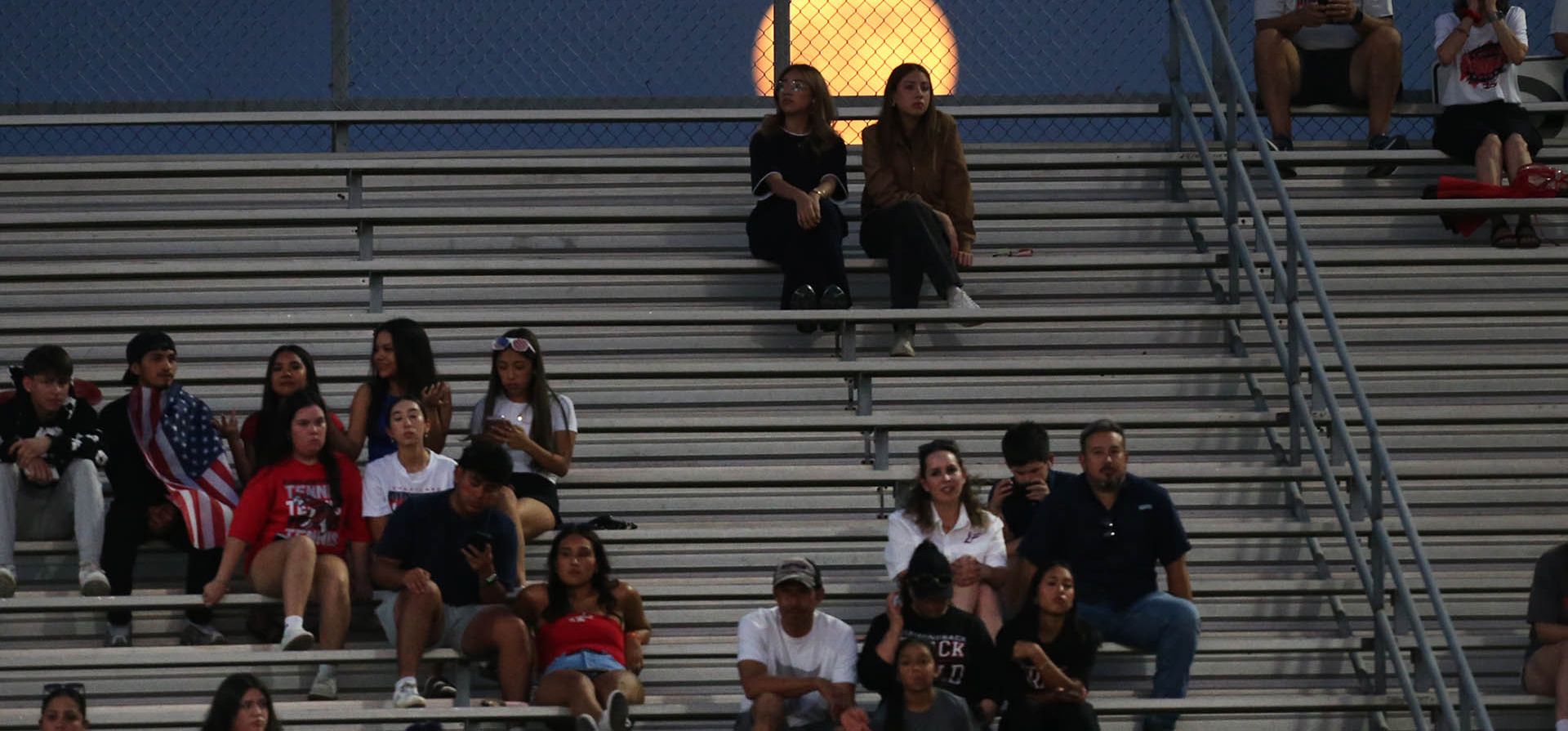 Se observa la luna llena elevándose sobre las gradas durante un partido de fútbol americano de preparatoria en el estadio Richard R. Flores el jueves 27 de agosto de 2026 en Edinburg, Texas. (Delcia Lopez/The Monitor vía AP) Se observa la luna llena elevándose sobre las gradas durante un partido de fútbol americano de preparatoria en el estadio Richard R. Flores el jueves 27 de agosto de 2026 en Edinburg, Texas. (Delcia Lopez/The Monitor vía AP)