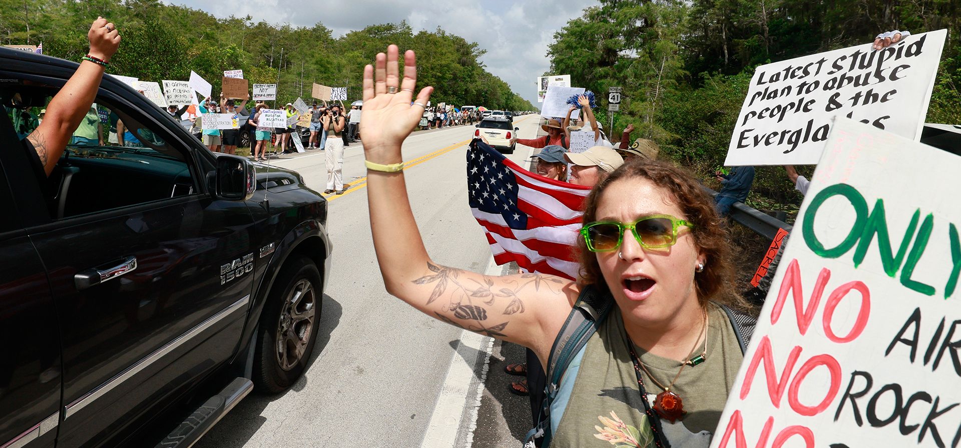 Activistas ambientales y manifestantes se oponen a la construcción del Activistas ambientales y manifestantes se oponen a la construcción del
