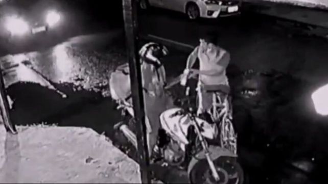 Video: un ladrón intentó robarle a un repartidor pero fue atropellado por un automovilista