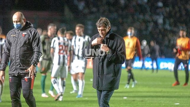 El DT Julio Falcioni evitó hablar públicamente de su continuidad en Colón luego de quedar al margen de la Copa Libertadores.