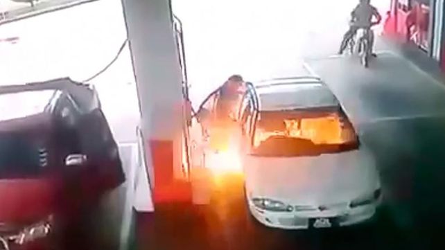Un auto se incendió mientras cargaban combustible