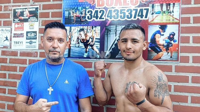 El boxeador santafesino Néstor Fernández junto a su entrenador del Parque Garay