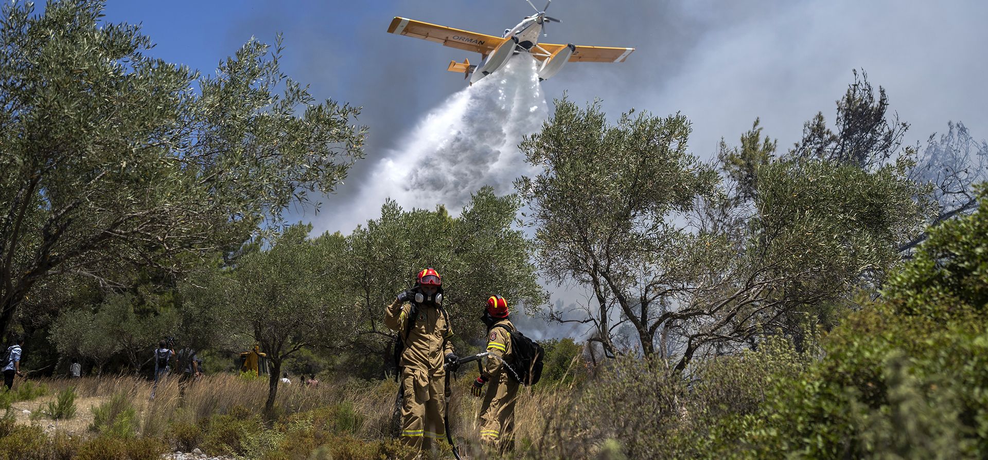 Un avión arroja agua sobre un incendio forestal en la aldea de Vati, en la isla de Rodas, en el mar Egeo, al sureste de Grecia, el martes 25 de julio de 2023. Una tercera ola de calor consecutiva en Grecia hizo que las temperaturas volvieran a superar los 40 grados Celsius. (Foto AP/Petros Giannakouris) Un avión arroja agua sobre un incendio forestal en la aldea de Vati, en la isla de Rodas, en el mar Egeo, al sureste de Grecia, el martes 25 de julio de 2023. Una tercera ola de calor consecutiva en Grecia hizo que las temperaturas volvieran a superar los 40 grados Celsius. (Foto AP/Petros Giannakouris)
