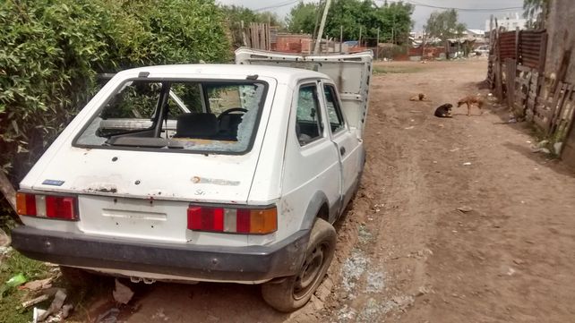 Los vecinos provocaron destrozos en el auto del presunto homicida.