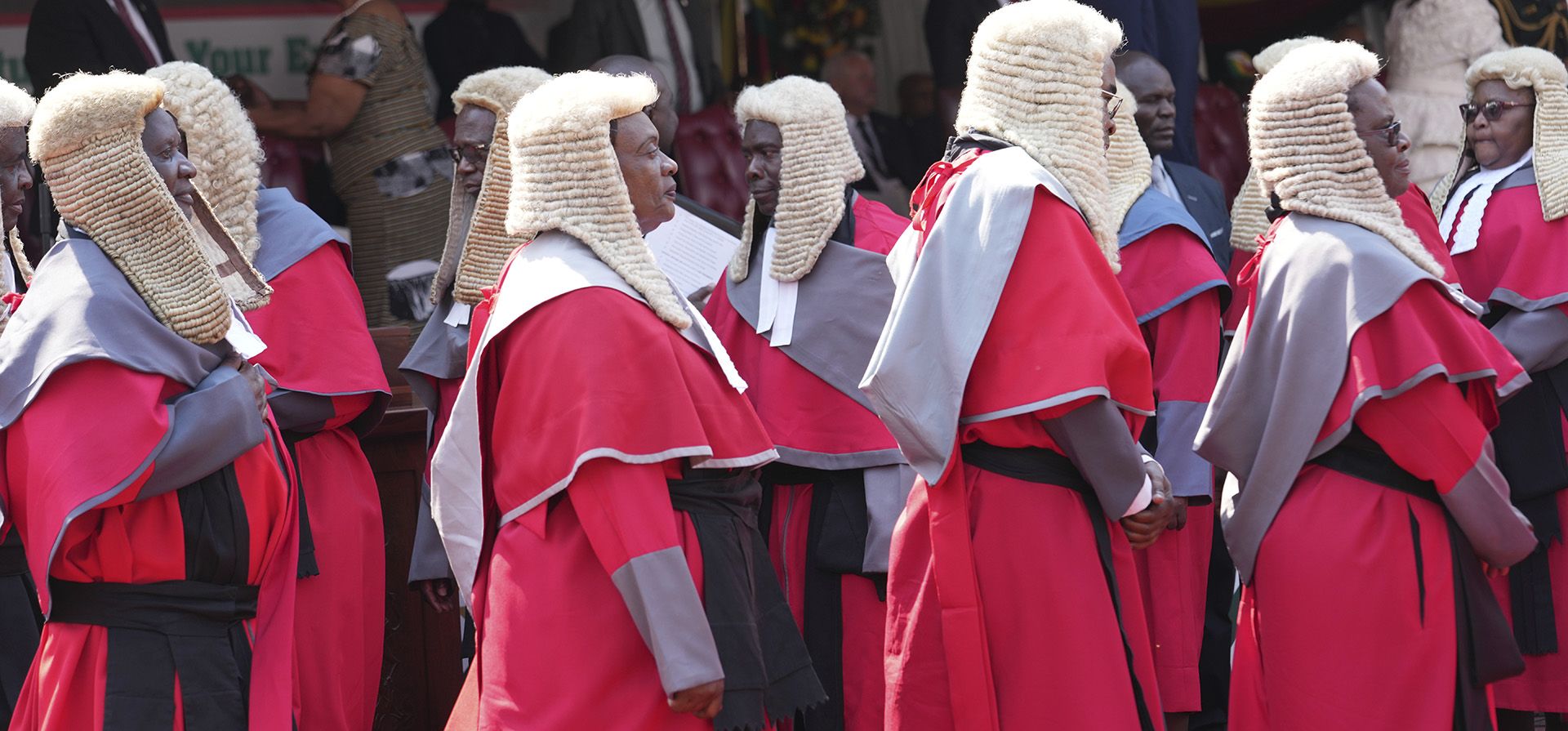 Los jueces de Zimbabwe hacen fila para felicitar al presidente de Zimbabwe, Emmerson Mnangagwa, durante su ceremonia de toma de posesión en el Estadio Nacional de Deportes en la capital, Harare, el lunes 4 de septiembre de 2023. (Foto AP/Tsvangirayi Mukwazhi) Los jueces de Zimbabwe hacen fila para felicitar al presidente de Zimbabwe, Emmerson Mnangagwa, durante su ceremonia de toma de posesión en el Estadio Nacional de Deportes en la capital, Harare, el lunes 4 de septiembre de 2023. (Foto AP/Tsvangirayi Mukwazhi)