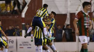 El festejo de los jugadores de Central tras el golazo de Juan Cruz Cerrudo.