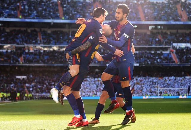Las fotos del año: Messi, con cal en la ropa y descalzo