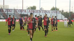 Los gestos de Lollo, Cuesta y los otros jugadores tras la derrota ante Barracas exponen el estado de ánimo del grupo.