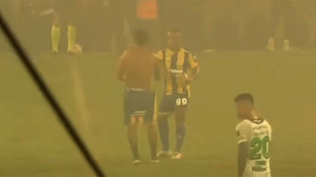 Un socio pleno saltó al campo de juego sobre el final del triunfo de Central ante Sarmiento.