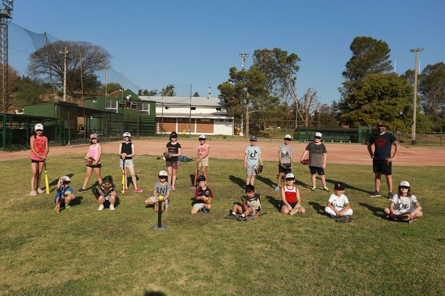 En Paraná los chicos disfrutan de la vuelta al diamante