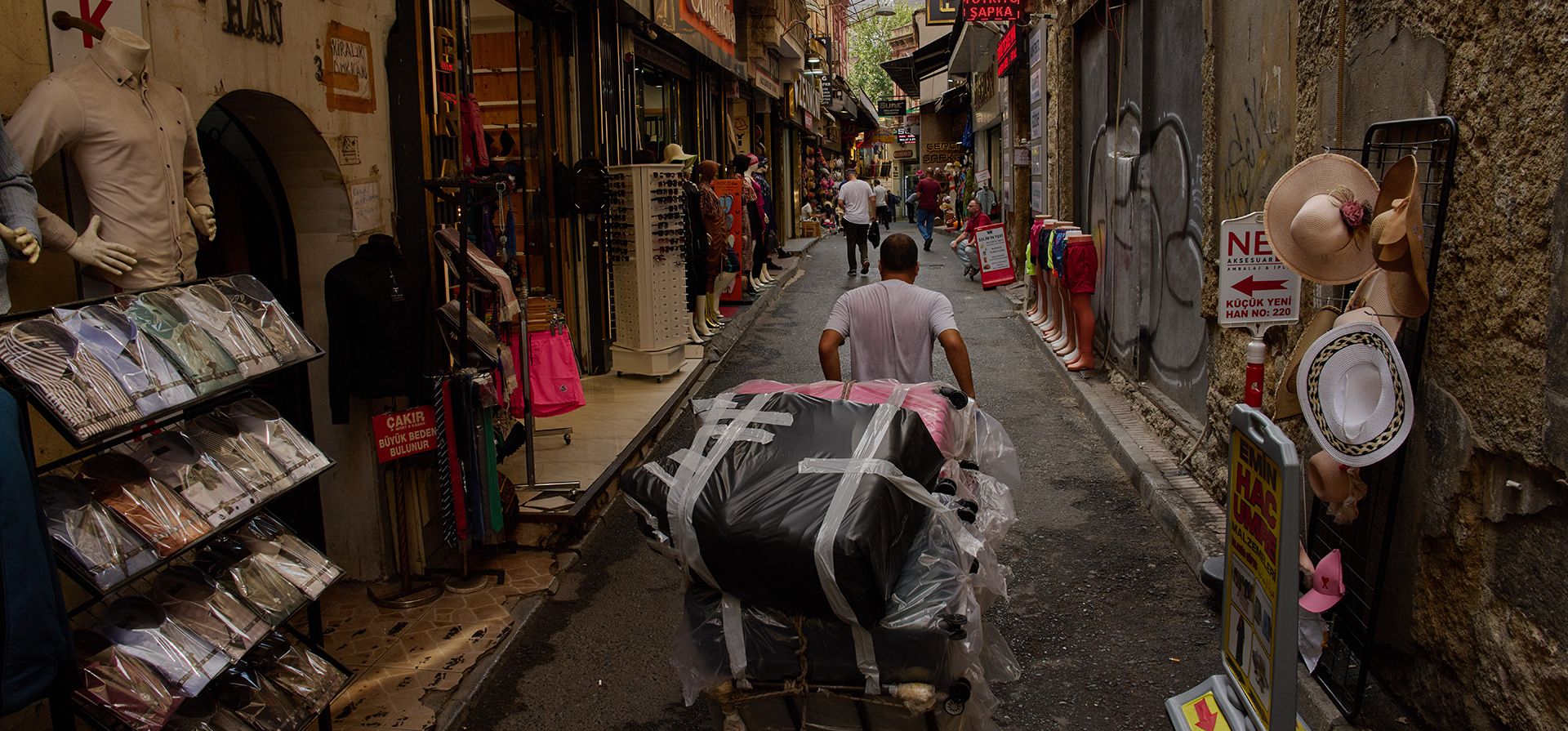 Un hombre empuja un carrito cargado de mercancías por el distrito comercial de Eminönü, en Estambul, el martes 11 de agosto de 2026. (Foto AP/Francisco Seco)