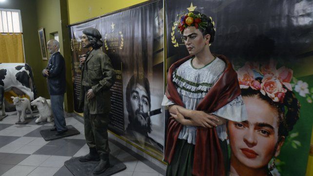 Frida Khalo está junto al Che Guevara y Alberto Olmedo.